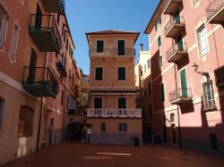 Le case di Laigueglia affacciate sul centro storico, Liguria - © Mor65_Mauro Piccardi / Shutterstock.com
