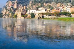 Le case di Miravet si riflettono sulle placide acque del fiume Ebro, in Spagna