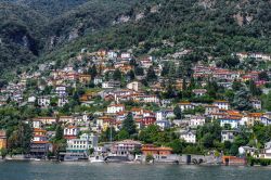 Le case di Moltrasio sul lago di Como fotografate dall'alto, Lombardia.
