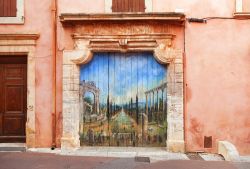 Le case di Roussillon, nel sud della Francia, sono sempre molto curate. Oltre al colore degli edifici, tipicamente rossastro a causa dell'ocra, anche le porte, le finestre e i balconi fioriti ...