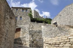 Le case di sasso del centro di Lacoste in Provenza