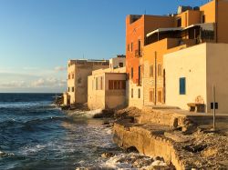 Le case di Trapani sulla riva del mare della Sicilia Occidentale