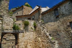 Le case in pietra del borgo storico di Roccascalegna in Abruzzo