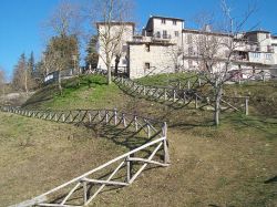 Le case in pietra di Collalto Sabino, uno dei borghi più belli in Italia - © altotemi, CC BY-SA 2.0, Wikipedia