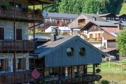 Le case in pietra e legno del borgo friulano di Sauris