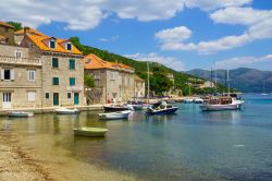 Le case in pietra nel porto di Sudurad a Sipan, isole Elafiti, Dubrovnik - © RnDmS / Shutterstock.com