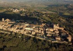 Le case medievali del centro storico di Casole ...