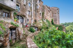 Le case sulla rupe di tufo del borgo di Calcata nel Lazio - © Stefano_Valeri / Shutterstock.com