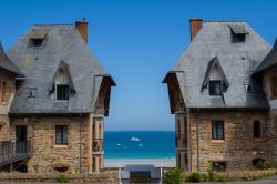 Le case tipiche e la spiaggia di Perros Guirec in Bretagna, nord della Francia