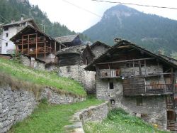 Le case Walser di Niel a Gaby in Valle d'Aosta - © Tenam2 - CC BY-SA 3.0, Wikipedia