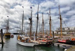 Celebrazioni del Festival Marittimo Internazionale di Brest, Francia - Sfilate di imbarcazioni e velieri, concerti, giochi pirotecnici, mostre e convegni caratterizzano il Festival Marittimo ...