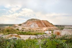 Le celebri cave di Marmo ad Apricena in Puglia - © Luca Lorenzelli / Shutterstock.com