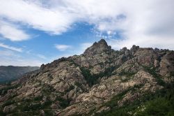 Le Cime di Bavella, Corsica - Cime di Bavella, o Guglie di Bavella, è un massiccio situato nei pressi di Solenzara, nella Corsica sud-orientale, famoso per le sue guglie di granito rosa, ...