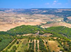 Le colline della Basilicata che circondano la cittadina di Montescaglioso, in provincia di Matera - © Mi.Ti. / Shutterstock.com