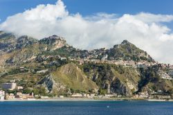 Le colline di Taormina, Sicilia. Situata nella città metropolitana di Messina, Taormina è uno dei centri turistici internazionali di maggior importanza della Sicilia conosciuto ...