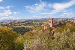 Le colline toscane a sud di San Miniato: in primo piano il cuore del borgo medievale che rimane tra Pisa e Firenze, lungo la valle dell'Arno - © ermess / Shutterstock.com