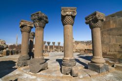 Le colonne della Cattedrale Zvartnots, uno dei siti archeologici di Yerevan, Armenia.
