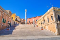 Le colonne romane di Brindisi, Puglia. Si tratta di un monumento situato presso il porto cittadino: un tempo erano due ma nel 1528 una crollò lasciando così mutilo questo simbolo ...