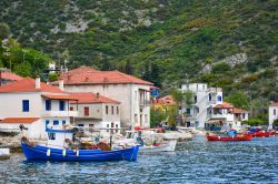 Le colorate barche da pesca ormeggiate in un villaggio dell'isola di Trikeri, Tessaglia (Grecia).

