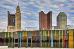 Le colorate vetrate del Veterans Memorial Museum a Columbus, stato dell'Ohio. Costruito con 28 milioni di chili di cemento, questo edificio ad arco sembra emergere dal terreno. Ha una superficie ...