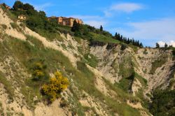 Le Crete Senesi e il borgo di Chiusure, frazione di Asciano in Toscana - © Paolo Trovo / Shutterstock.com