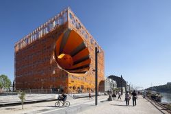 Le Cube Orange alla Confluence di Lione, Francia. ...