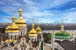Le cupole del Pechersk Lavra Monastery e il fiume Dnieper a Kiev, Ucraina.
