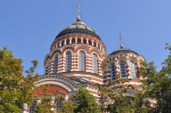 Le cupole della Cattedrale dell'Annunciazione con lo sfondo del cielo blu a Kharkiv, Ucraina. Stile bizantino-russo con alternanza di filari di mattoni rossi e intonaco chiaro per la cattedrale ...