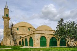 Le cupole della moschea Hala Sultan Tekke a Larnaka, isola di Cipro. SI trova sulle rive del lago salato Aliki.



