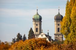 Le cupole delle torri della chiesa evangelica di Friedrichshafen, la Schlosskirche. Siamo in Germania, nel Land del Baden-Wurttemberg.