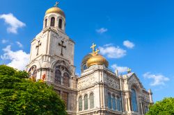 Le cupole dorate della cattedrale ortodossa di Varna, Bulgaria, in una giornata di sole.



