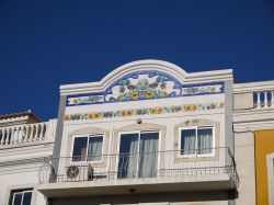 Le decorazioni di una tipica facciata in un edificio di Loulé, Portogallo.

