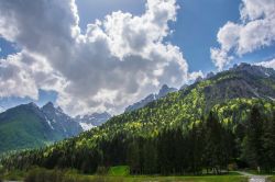 Le dolomiti della Carnia a Forni di Sopra fotografate all'inizio dell'estate