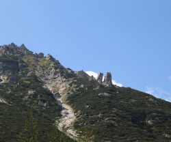 Le due punte di roccia note come Omo e Dona nei pressi di Recoaro Terme, Veneto. I nomi in dialetto veneziano significano uomo e donna.

