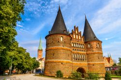 Le due torri circolari dell'Holstentor collegate da un edificio in mattoni, Lubecca, Germania. E' uno dei monumenti più celebri di tutto il paese.

