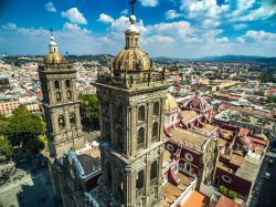 Le due torri della cattedrale di Puebla, Messico, in una giornata di sole. Sullo sfondo, uno scorcio della città fondata dagli spagnoli nel 1531.
