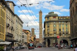 Via Rizzoli e le due Torri di Bologna, la Garisenda ...