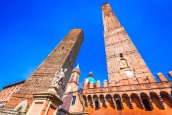 Le Due Torri di Bologna, Emilia-Romagna. Simbolo di epoca medievale, l'Asinelli e la Garisenda sono collocate nel punto d'ingresso in città dell'antica via Emilia.
