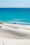 Le dune di sabbia bianca e il mare turchese di Porto Pino nel sud della Sardegna