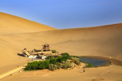 Le dune di sabbia di Dunhuang e l'oasi del Crescent Lake
