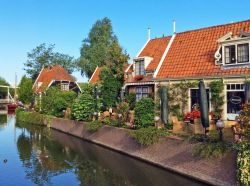Canale e case eleganti nella cittadina di Edam in Olanda - © Michela Garosi / TheTraveLover.com