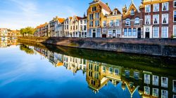 Le eleganti case di Middelburg affacciate su un canale con la luce del tramonto.

