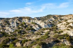 Le erosioni dei calanchi intorno al borgo di Alianico in Basilicata.