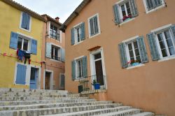 Le facciate colorate delle case con persiane in legno nel centro di Aubagne, Francia  - © Eleni Mavrandoni / Shutterstock.com