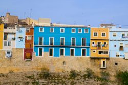Le facciate colorate delle case di La Vila Joiosa, Spagna. Oltre al bel centro storico, questa cittadina della Comunità Valenciana è famosa anche per la tipica festa che si svolge ...