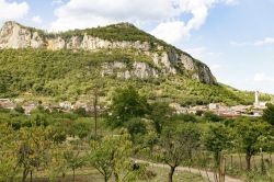 Le falesie che dominano il borgo di Lumignano di Longare in provincia di Vicenza, nel Veneto