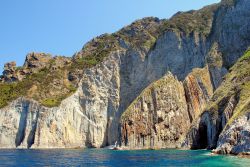 Le falesie ripide di Palmarola una delle isole che circonda Ponza nel lazio