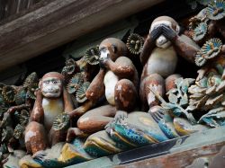 Le famose scimmiette "non vedo, non sento, non parlo" al Toshogu Shrine di Nikko, Giappone. Questo santuario shintoista venne costruito in origine nel 1617 durante il periodo Edo e ...