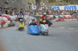 Le fasi finali della divertente Corsa dei Vaporetti di Spoleto (Umbria) - © vaporettispoleto.it/