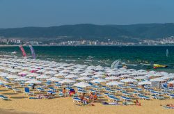 Le file di ombrelloni del resurt Sunny Beach a Burgas, Mar Nero, Bulgaria - © ungureanuvadim / Shutterstock.com